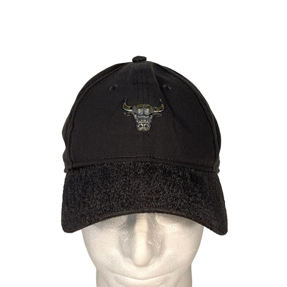 New Era 9Twenty NBA Chicago Bulls Gray Suede Bill Adjustable On Court Cap